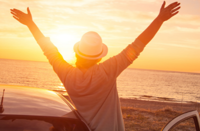  Voyage en liberté, roadtrip, sur la plage face à la mer